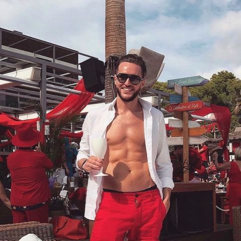 Tim Stokely zeigt gern seinen Waschbrettbauch.