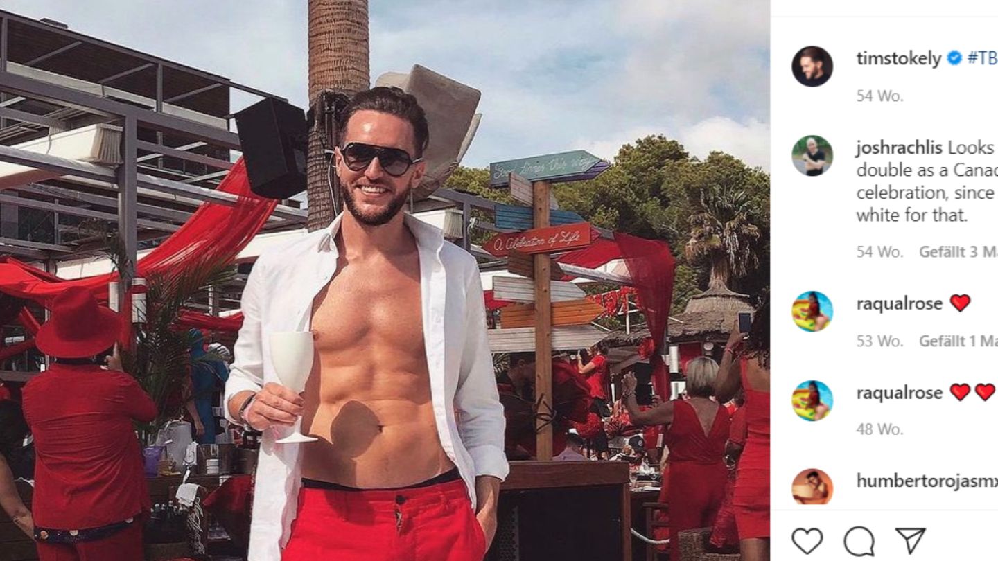 Tim Stokely zeigt gern seinen Waschbrettbauch.