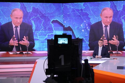 Live-Übertragung der 16. Jahresabschluss-Pressekonferenz des russischen Präsidenten Wladimir Putin in einem Studio des Fernsehsenders RT (Russian Today)