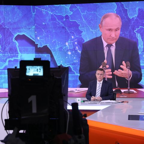 Live-Übertragung der 16. Jahresabschluss-Pressekonferenz des russischen Präsidenten Wladimir Putin in einem Studio des Fernsehsenders RT (Russian Today)