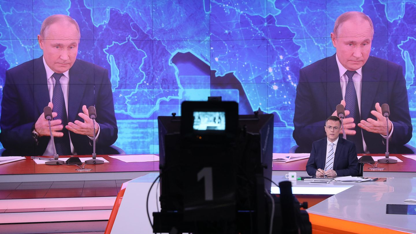 Live-Übertragung der 16. Jahresabschluss-Pressekonferenz des russischen Präsidenten Wladimir Putin in einem Studio des Fernsehsenders RT (Russian Today)