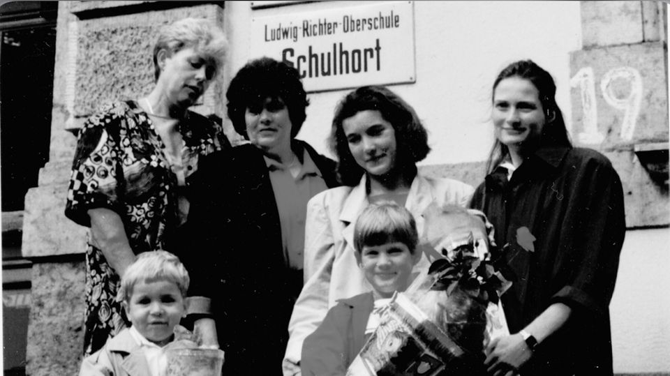 Am Tag meiner Einschulung, 1990 (vorne rechts): Hinter mir stehen meine Mutter, Werkstofftechnikerin (rechts), meine Tante, Elektroinstallateurin (2.v.r.), meine Oma Uschi, gelernte Ingenieurin (2.v.l) und meine Oma Ingrid, Lehrerin (links).