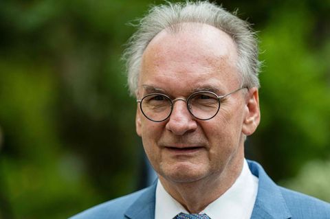 Ein Mann mit Brille und schütter werdendem grauen Haar trägt ein hellblaues Jackett mit farblich passender Krawatte