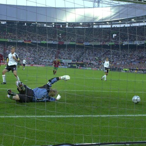 Oliver Kahn versucht vergeblich an einen Ball zu kommen, das 0:3 gegen Portugal folgt