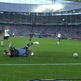 Oliver Kahn versucht vergeblich an einen Ball zu kommen, das 0:3 gegen Portugal folgt