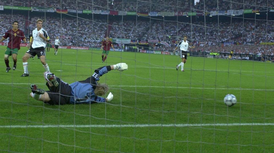 Oliver Kahn versucht vergeblich an einen Ball zu kommen, das 0:3 gegen Portugal folgt