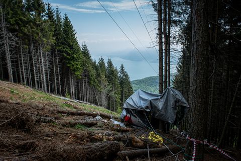 Die abgedeckte Gondel an der Unfallstelle in Stresa