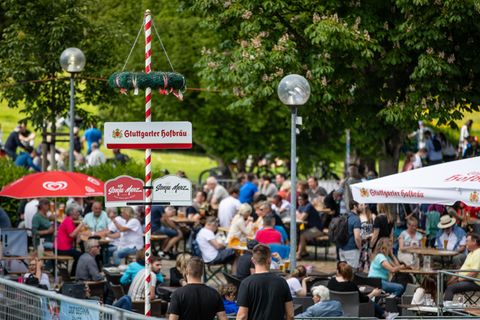 Coronazahlen RKI: Gäste genießen in einem Biergarten im Schlossgarten das schöne Wetter