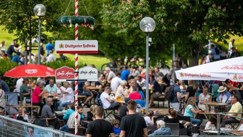 Coronazahlen RKI: Gäste genießen in einem Biergarten im Schlossgarten das schöne Wetter