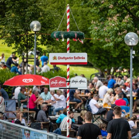 Coronazahlen RKI: Gäste genießen in einem Biergarten im Schlossgarten das schöne Wetter