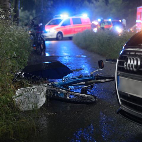 Düsseldorf Blitzeinschlag: Ein beschädigtes Fahrrad liegt neben einem Auto auf dem Boden