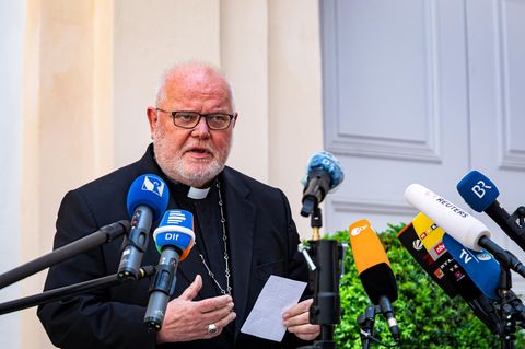 Reinhard Marx, Erzbischof von München, spricht mit Medienvertretern