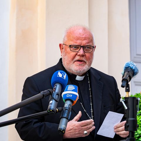 Reinhard Marx, Erzbischof von München, spricht mit Medienvertretern