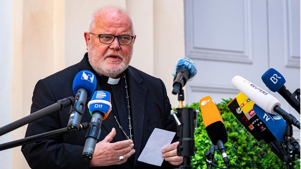 Reinhard Marx, Erzbischof von München, spricht mit Medienvertretern