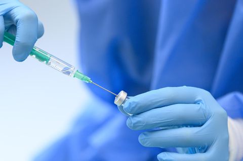 Corona-Impfung: Eine medizinische Mitarbeiterin bereitet eine Spritze vor