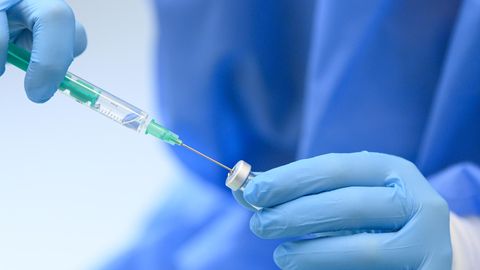 Corona-Impfung: Eine medizinische Mitarbeiterin bereitet eine Spritze vor