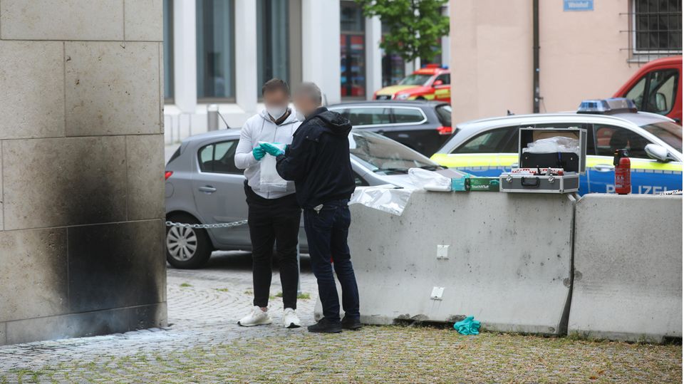 News heute: Brandanschlag auf Synagoge in Ulm – Staatsschutz ermittelt Baden-Württemberg, Ulm: Ermittler der Polizei sammeln Beweise an der Synagoge