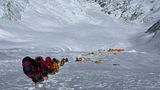 Tiefblick auf den Khumbugletscher: Der klassische Weg über die Normalroute geht über vier Lager .