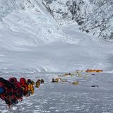 Tiefblick auf den Khumbugletscher: Der klassische Weg über die Normalroute geht über vier Lager .