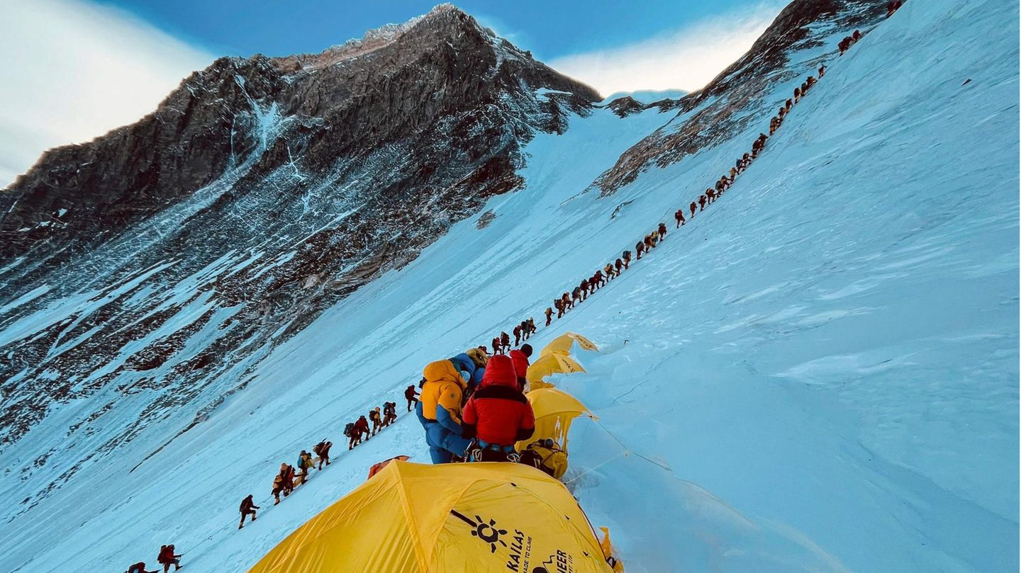 Bild 1 von 10 der Fotostrecke zum Klicken:  Eine endlose Karawane von Alpinisten macht sich auf dem Weg zum 8848 Meter hohen Mount Everest