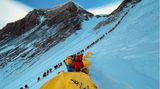 Bild 1 von 10 der Fotostrecke zum Klicken:  Eine endlose Karawane von Alpinisten macht sich auf dem Weg zum 8848 Meter hohen Mount Everest