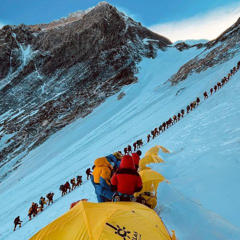 Bild 1 von 10 der Fotostrecke zum Klicken:  Eine endlose Karawane von Alpinisten macht sich auf dem Weg zum 8848 Meter hohen Mount Everest