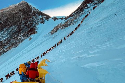 Bild 1 von 10 der Fotostrecke zum Klicken:  Eine endlose Karawane von Alpinisten macht sich auf dem Weg zum 8848 Meter hohen Mount Everest
