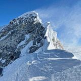 Als Schlüsselstelle gilt der "Hillary Step", eine steile Felsstufe kurz unterhalb des Gipfels in 8790 Metern Höhe. Hier kommt es bei größerem Andrang oft zum Stau der auf- und abkletternden Seilschaften.
