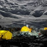 Schlafen in 6400 Metern Höhe auf dem Gletscher: das Lager 2 im Mondlicht.