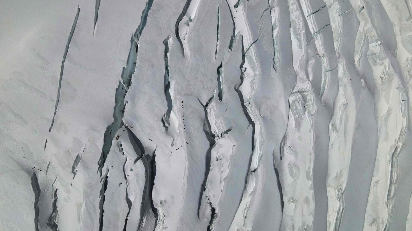 Aus der Drohnenperspektive:  Zunächst müssen alle den Khumbu-Eisbruch und -Gletscher überwinden, um den Südsattel zu erreichen.