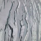 Aus der Drohnenperspektive:  Zunächst müssen alle den Khumbu-Eisbruch und -Gletscher überwinden, um den Südsattel zu erreichen.