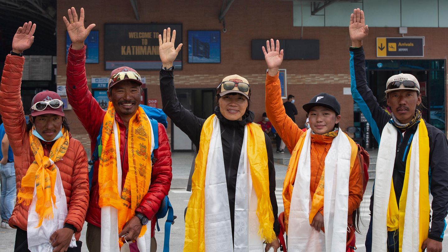 Zurück in Kathmandu: Tsang Yin-hung (M.) aus Hongkong winkt während einer Pressekonferenz anlässlich ihres aufgestellten Rekordes für den Aufstieg des Mount Everest. Die Lehrerin brauchte für den Weg vom Basislager des Mount Everest bis zur 8848 Meter hohen Gipfel 25 Stunden und 50 Minuten.