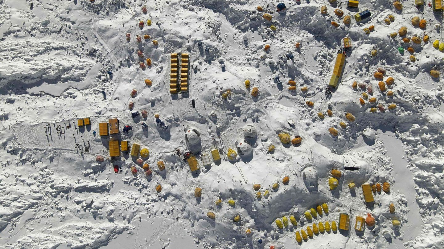 140 Kilometer nordöstlich von Kathmandu: Das Basislager für Everest-Expedition von der Südseite her, befindet sich in 5400 Metern Höhe.