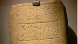 Auch für die Maya hatte das Jahr 365 Tage und doch fehlten dem Volk aus dem heutigen Mittelamerika die Schalttage. Die Mondzyklen spielten anscheinend keine wichtige Rolle, weswegen bis heute unklar ist, woran sich ihr berühmter Kalender eigentlich genau orientierte. Sicher ist nur: Sie schufen einen ungeheuer komplexen, ineinander verschachtelten Mechanismus von Zyklen. Rechnet man diese zurück dann war der allererste Tag des Maya-Kalenders (nach unserer Zeitrechnung natürlich) der 5. Juni 8498 v. Chr. – er feiert also seinen 10.518sten Geburtstag. Zu der Zeit wurde in Europa übrigens das Schaf domestiziert und im Nahen Osten Jericho gegründet.  Das Bild zeigt übrigens das Fragment einer Maya-Kalenderangabe aus der Zeit zwischen 600 bis 900 n. Chr