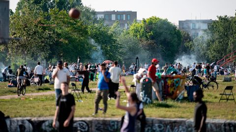 RKI Corona-Zahlen: Menschen im Berliner Mauerpark
