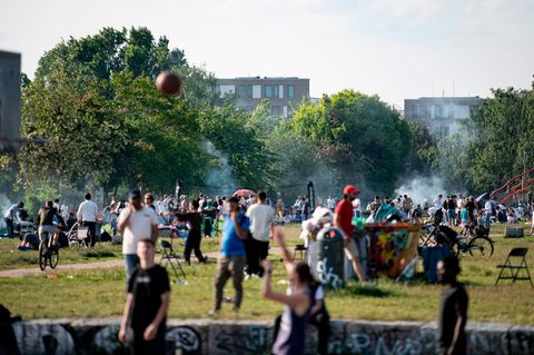 RKI Corona-Zahlen: Menschen im Berliner Mauerpark