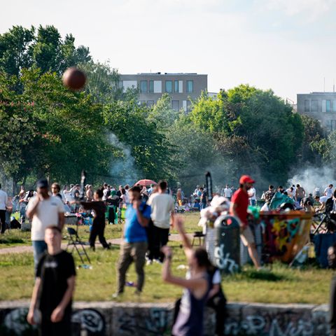 RKI Corona-Zahlen: Menschen im Berliner Mauerpark