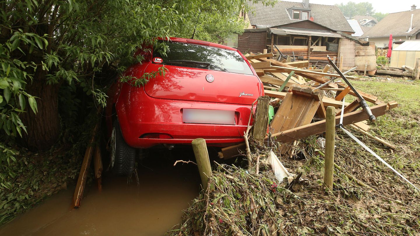 Hennef: Schweres Unwetter spült Auto in einen Bach