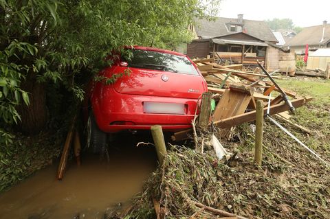 Hennef: Schweres Unwetter spült Auto in einen Bach