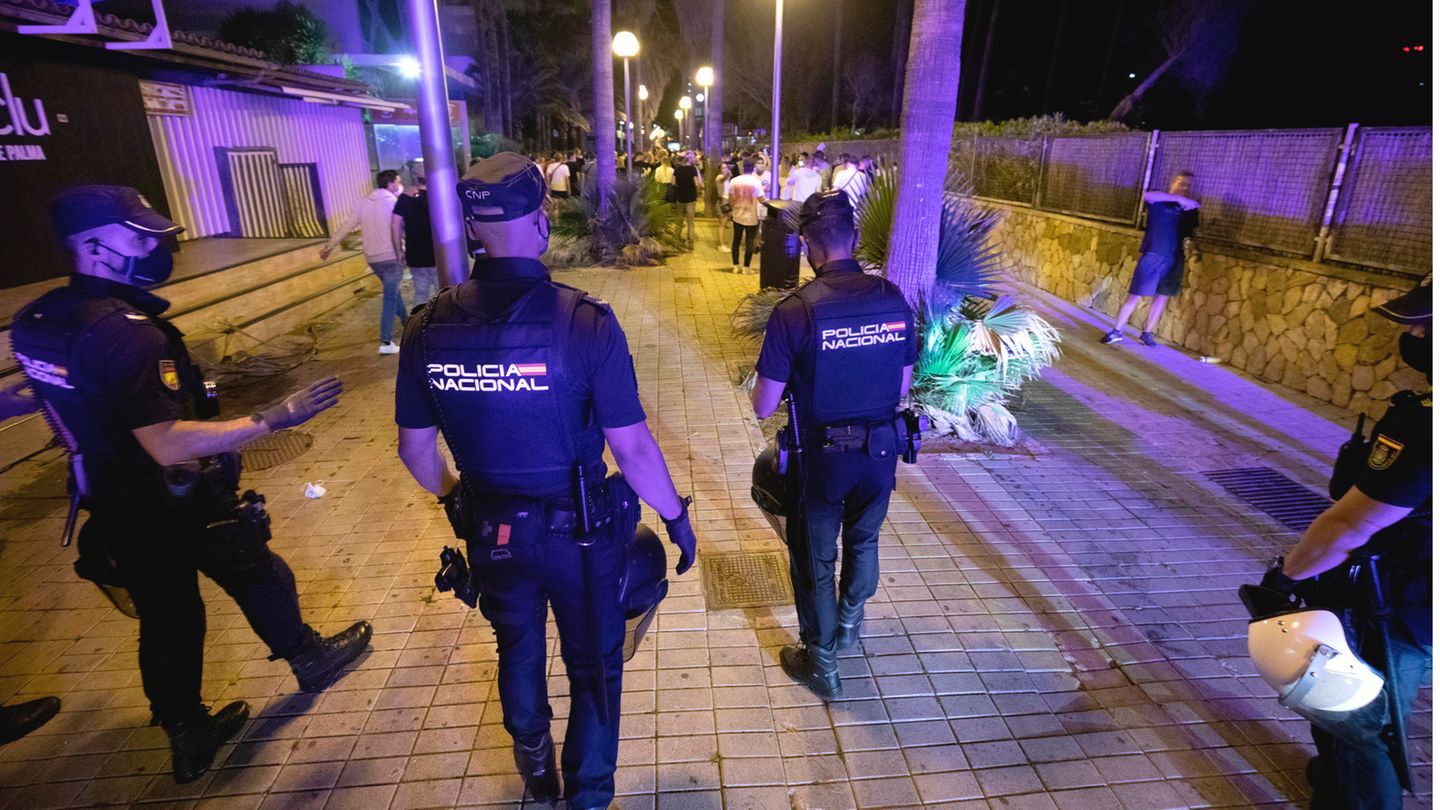 Nach der Sperrstunde der Bars feiern die Menschen am Strand von El Arenal. Die Polizei schickt das Partyvolk immer wieder weg.