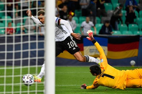 Lukas Nmecha trifft zum 1:0 für Deutschland im Finale der U21-EM
