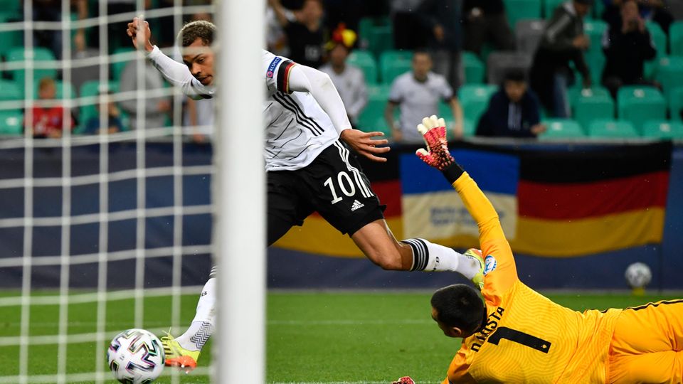 Lukas Nmecha trifft zum 1:0 für Deutschland im Finale der U21-EM