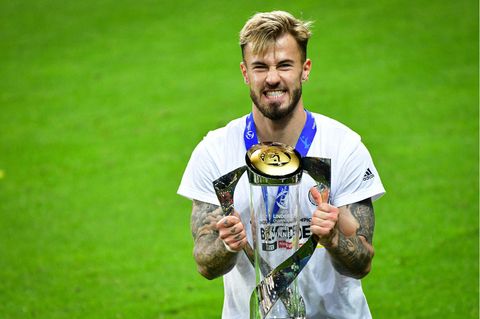 U21-Nationalspieler Niklas Dorsch mit EM-Pokal