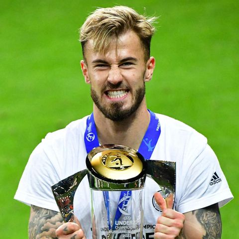 U21-Nationalspieler Niklas Dorsch mit EM-Pokal