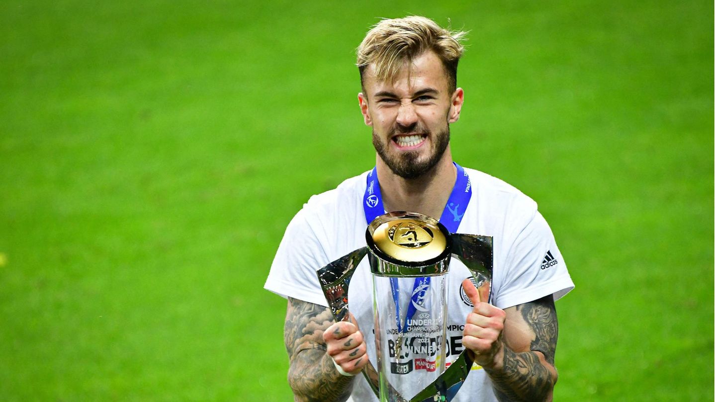 U21-Nationalspieler Niklas Dorsch mit EM-Pokal