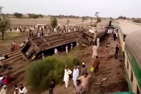 Pakistan: Waggons entgleisen, anderer Passagierzug rast in Unglücksstelle – mehr als 30 Tote