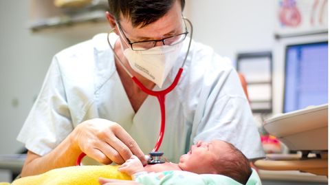 Kinderkardiologe Daniel Vilser ist Leitender Oberarzt an der Uniklinik Jena. Seit März führt er die dortige Long-Covid-Ambulanz für Kinder. Vilser behandelt junge Patienten, die unter den Spätfolgen einer Corona-Infektion leiden. Viele sind im Teenager-Alter, manche erst einige Monate alt.