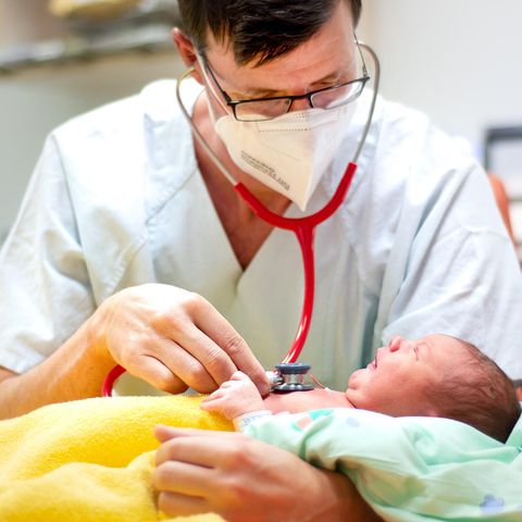 Kinderkardiologe Daniel Vilser ist Leitender Oberarzt an der Uniklinik Jena. Seit März führt er die dortige Long-Covid-Ambulanz für Kinder. Vilser behandelt junge Patienten, die unter den Spätfolgen einer Corona-Infektion leiden. Viele sind im Teenager-Alter, manche erst einige Monate alt.