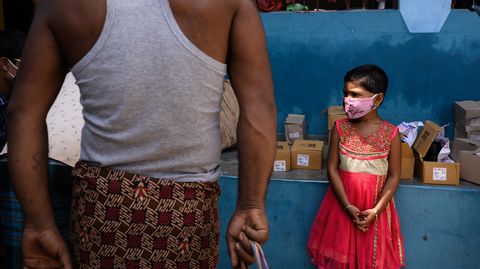 Ein indisches Kind steht allein auf einem Markt