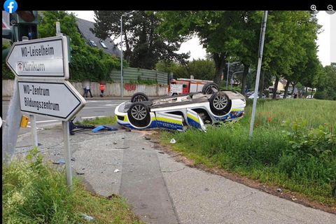 Verkehrsunfall in Worms: Polizeiauto liegt auf dem Dach
